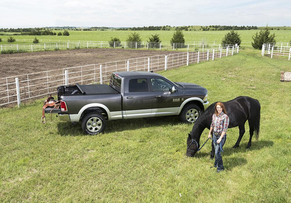 TruXport Tonneau Cover Black 2007-2013 Toyota Tundra 5 Foot 6 Inch Bed without Deck Rail System Truxedo