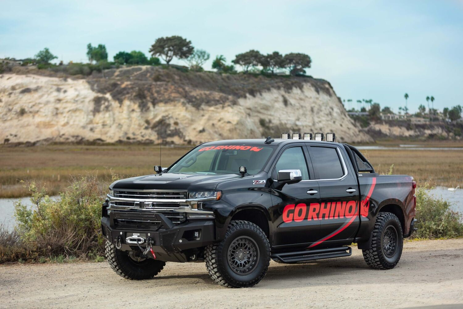 Dominator Xtreme D1 SideSteps With Mounting Bracket Kit Textured Black 2019-2026 Silverado/Sierra 1500/2500 HD Go Rhino