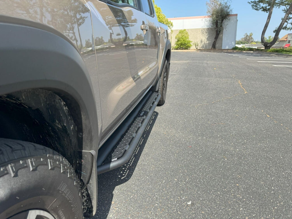 Dominator Xtreme D6 SideSteps W/ Mounting Bracket Kit Text. 2005-2026 Nissan Frontier Go Rhino