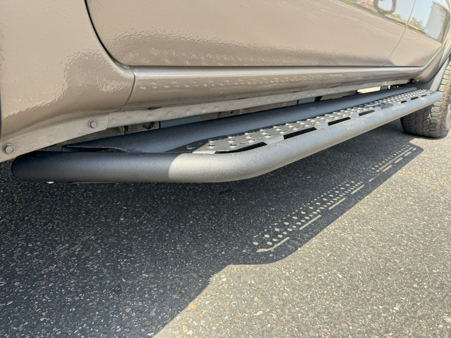 Dominator Xtreme D6 SideSteps W/ Mounting Bracket Kit Text. 2005-2026 Nissan Frontier Extended Cab Go Rhino
