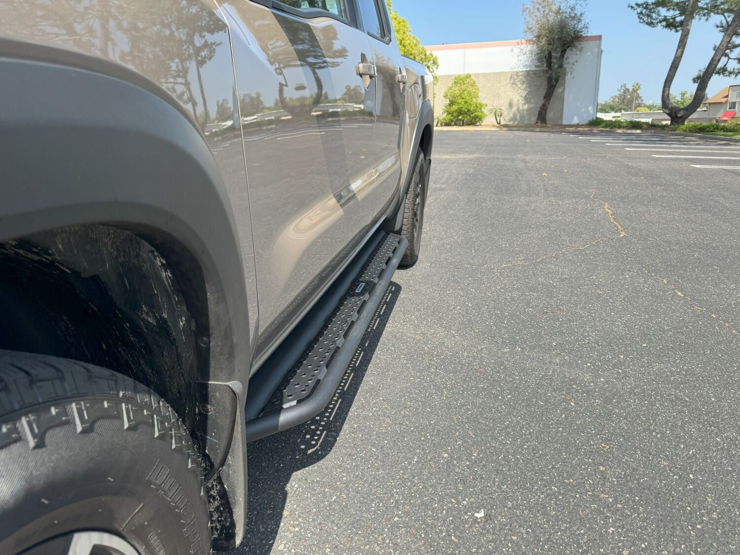 Dominator Xtreme D6 SideSteps W/ Mounting Bracket Kit Text. 2005-2026 Nissan Frontier Extended Cab Go Rhino